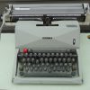 Macchina da scrivere Olivetti 82