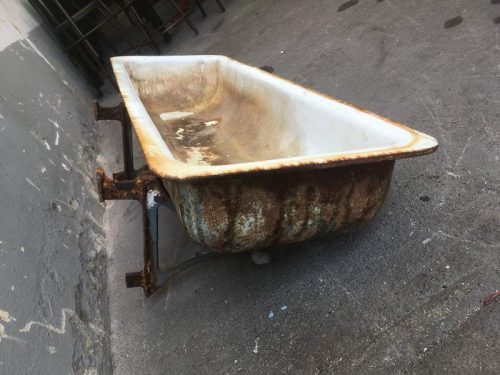 Lavabo singolo a parete con staffe vintage