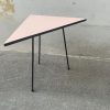 Tavolino vintage triangolare rosa - H66 LxL 85x43 cm