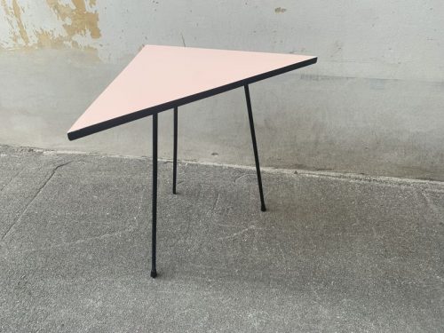 Tavolino vintage triangolare rosa - H66 LxL 85x43 cm