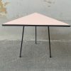 Tavolino vintage triangolare rosa - H66 LxL 85x43 cm