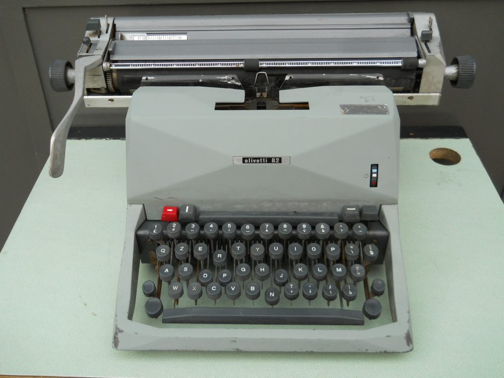 Macchina da scrivere Olivetti 82