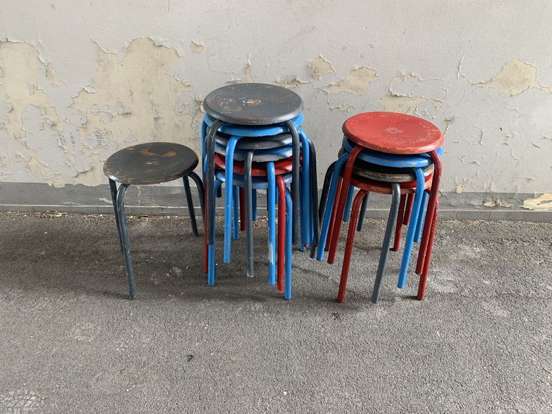 Sgabelli colorati vintage - SOLO NOLEGGIO - immagine 4