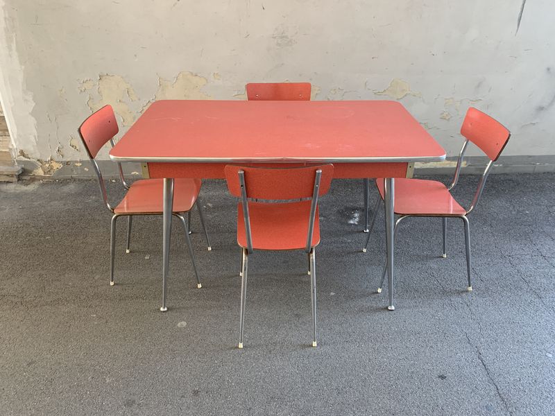 Tavolo   sedie in formica corallo vintage