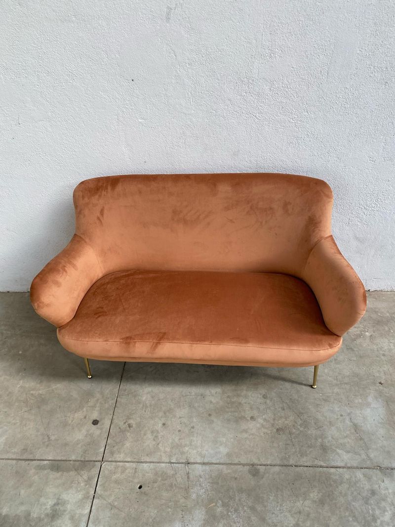 Divano stile vintage in velluto color pesca - immagine 2