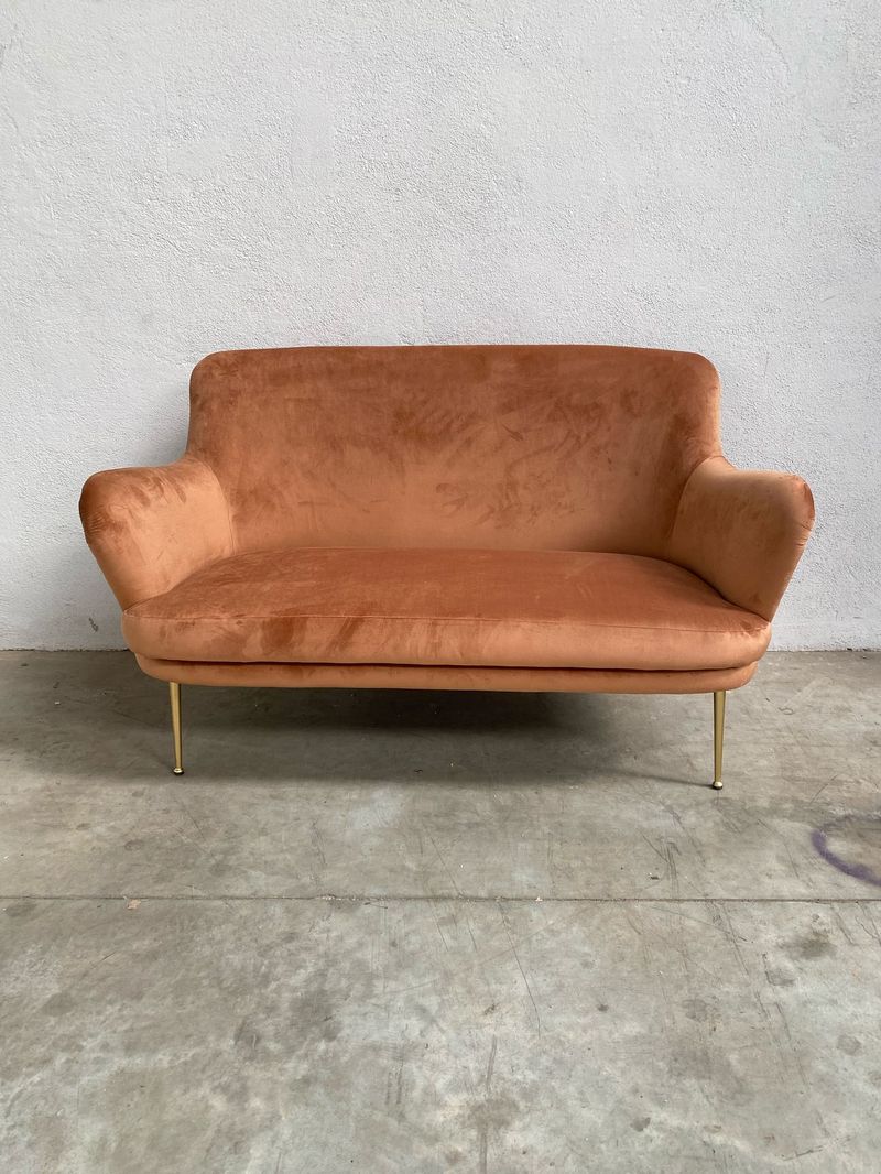 Divano stile vintage in velluto color pesca