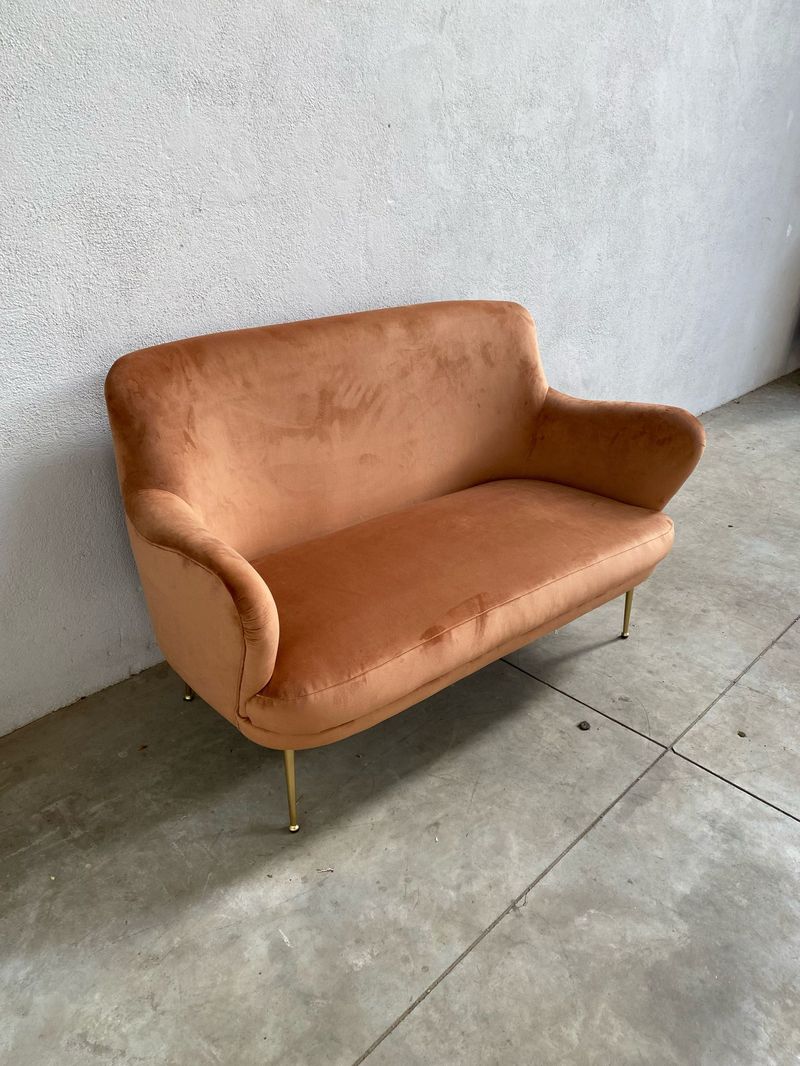 Divano stile vintage in velluto color pesca - immagine 4