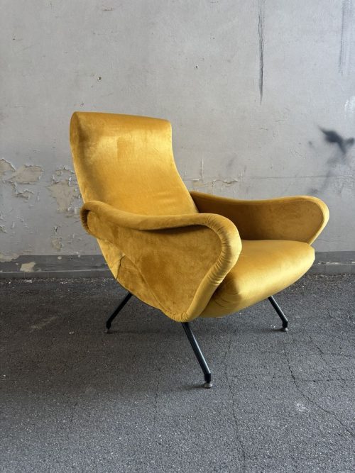 Poltrona vintage rivestita in velluto ocra