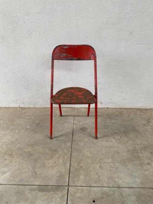 Sedia vintage in ferro rossa
