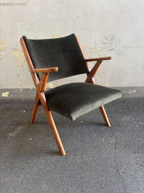 Poltroncina design rivestita in velluto vintage