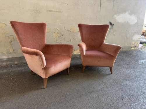 Poltrone vintage rivestite in velluto cipria