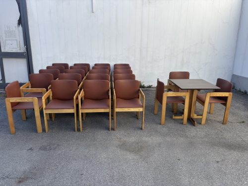 Sedie in pelle e tavoli vintage